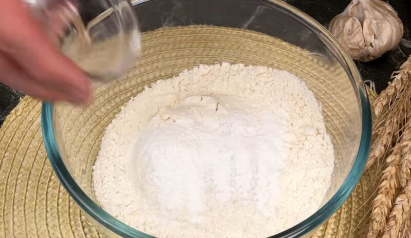 طرز تهیه نان تابه ای فوری با ماست و یک پیمانه آرد