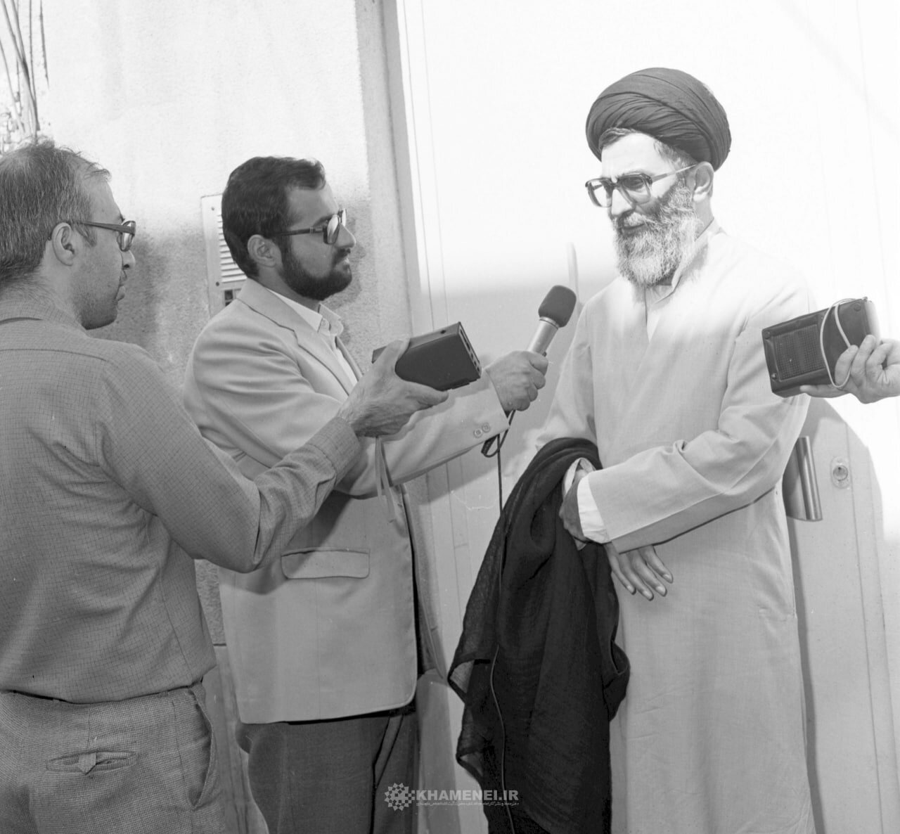 تصاویر دیدهنشده از رهبر شهید انقلاب در سرشماری سال ۱۳۶۵ مقابل منزل شان
