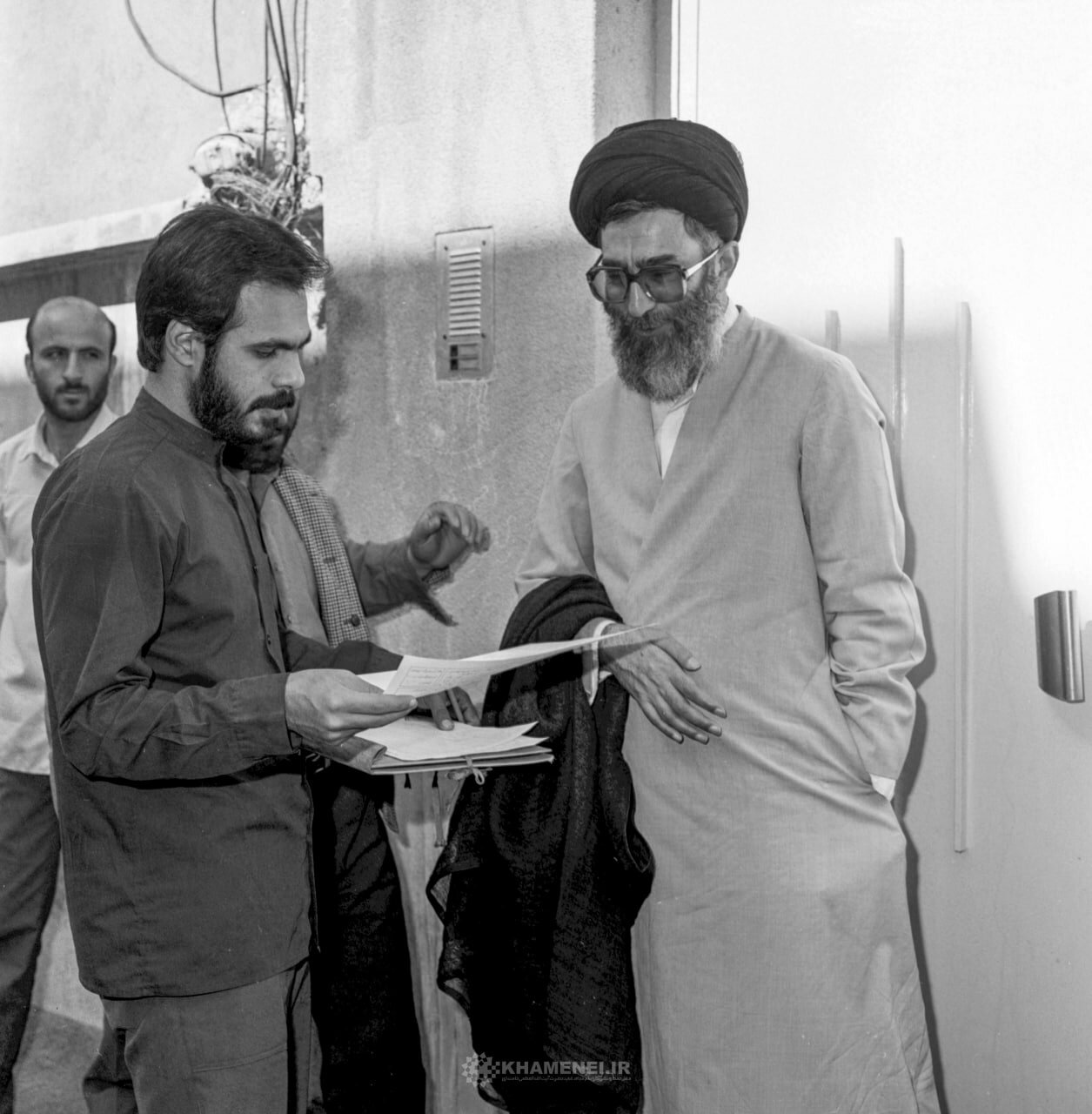 تصاویر دیده‌نشده از رهبر شهید انقلاب در سرشماری سال ۱۳۶۵ مقابل منزل شان