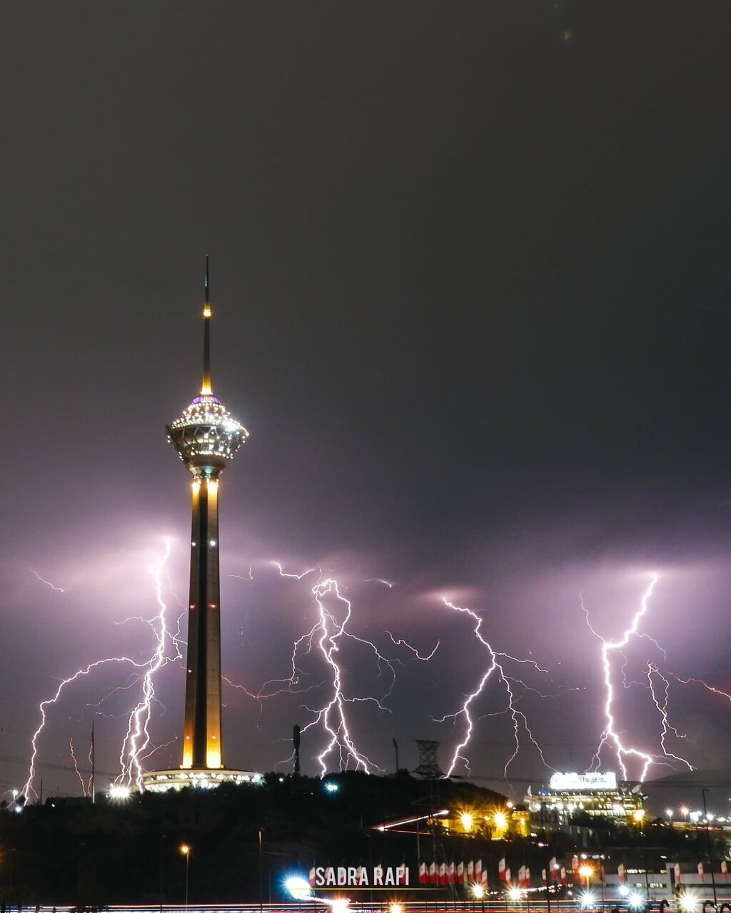وقتی زمین به آسمان رسید | روایتی تصویری به مناسبت ۱۶مهر، سالروز گشایش برج میلاد