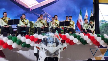 کودکان به پلیس های شهر دست دادند