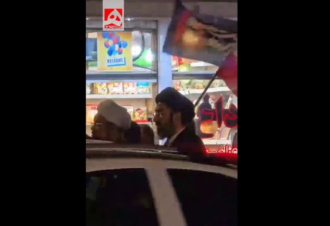 ویدئویی از حضور شبیه‌ساز آیت‌الله مجتبی خامنه‌ای در تجمع شبانه ۱۷ مهر مشهد