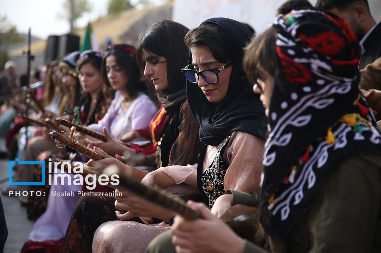 تصاویر جذاب از رقص مردان و نوازندگی دختران و پسران کردستان در جشن مهرگان