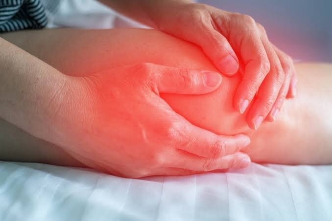 ۱۲ خوراکی که التهاب بدن را بیشتر می‌کند؛ چه رژیمی برای مفاصل مناسب‌تر است؟