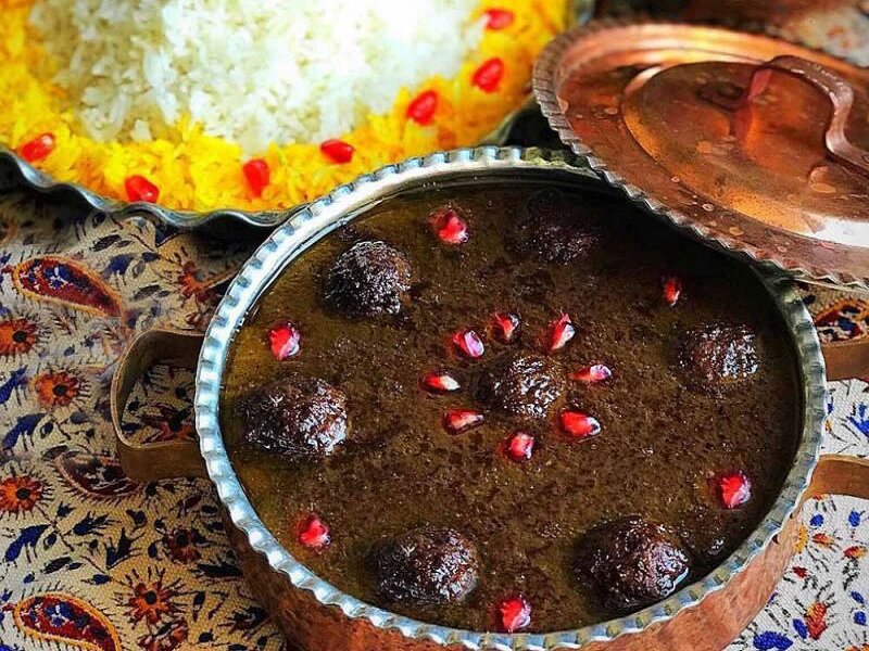 فسنجان گیلانی با بقیه فسنجان‌ها فرق دارد؛ راز طعم ترش و رنگ تیره آن + طرز تهیه