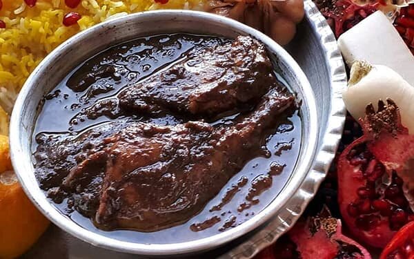 فسنجان گیلانی با بقیه فسنجانها فرق دارد؛ راز طعم ترش و رنگ تیره آن + طرز تهیه