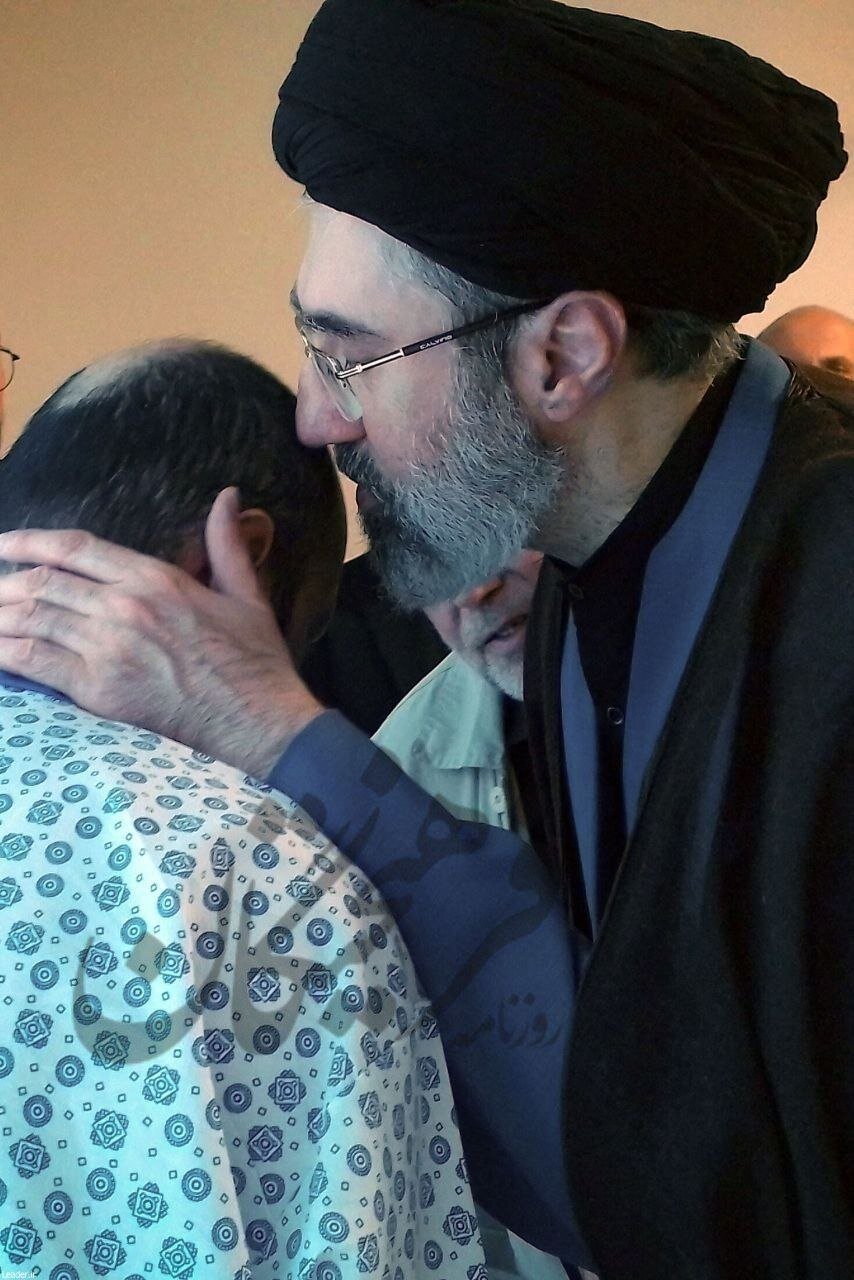 تصویری ویژه از عیادت رهبر انقلاب اسلامی از مجروحین لبنانی؛ مهرماه ۱۴۰۳
