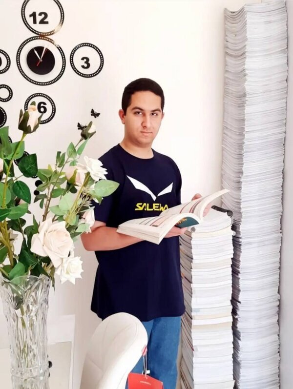 تصویر حجم کتاب‌هایی که رتبه ۴ کنکور تجربی خوانده است!