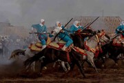 تصاویری از زنان سوارکار مراکش در دل سنتی مردانه | تاخت هماهنگ اسب‌ها و شلیک هم‌زمان تفنگ‌ها