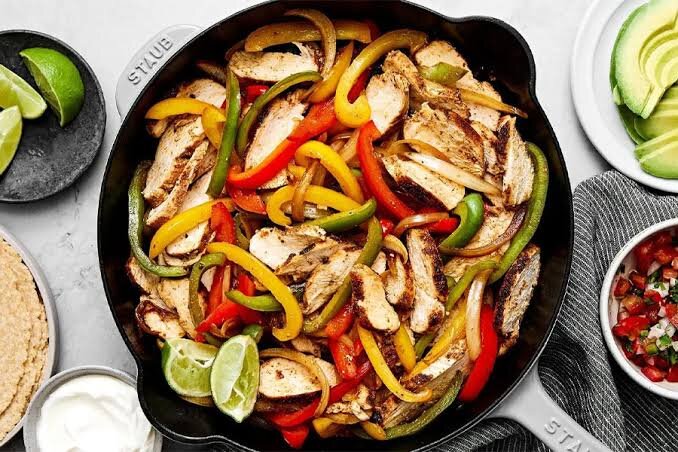 فاهیتا مرغ با پنیر چدار و سس سالسا؛ یک غذای وسوسه‌انگیز