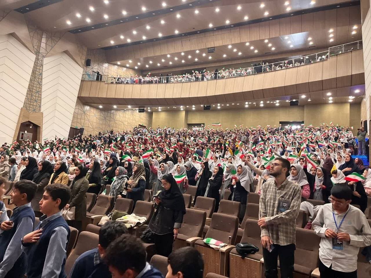 تبریز به تماشای لبخند کودکان نشست | آغاز هفتمین جشنواره سراسری تئاتر خیابانی «تبریزیم»