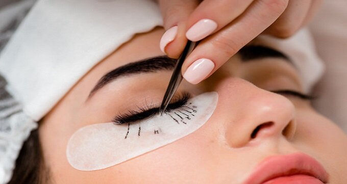 مژه‌های بلند به چه قیمتی؟ ۳ خطری که باید بشناسید