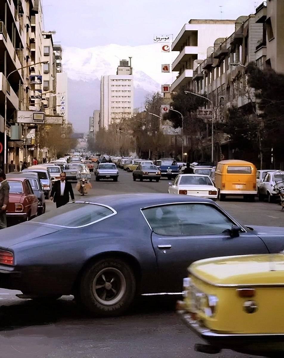 تصویر جالب از خیابان ویلا تهران در سال ۵۷ با کوه‌های برفی