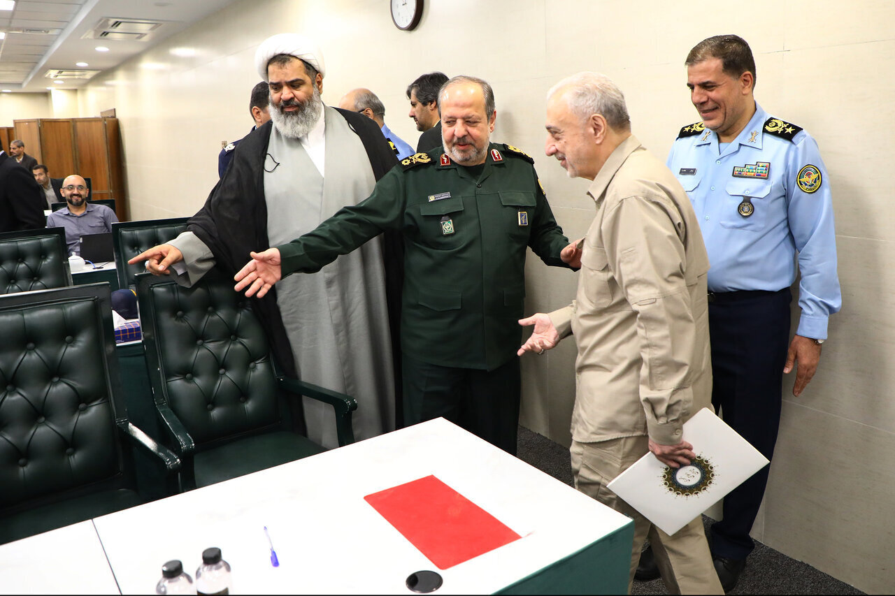 دومین نشست ویژه مجلس با وزیر پیشنهادی دفاع | لباسهای قابل توجه وزیر پیشنهادی دفاع + تصاویر