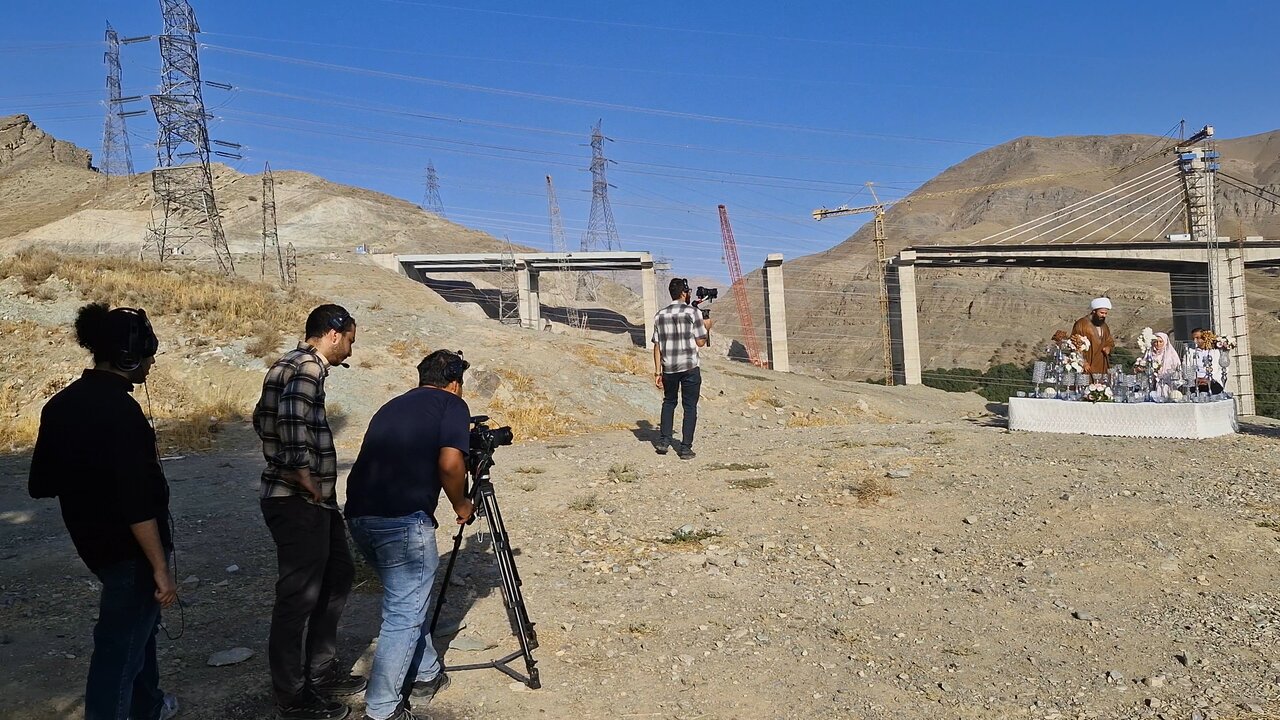 عقدکنان کنار پل بی ۱ و نیروگاه برق | ایده جدید ازدواج که در روزهای بعد از جنگ طرفدار دارد