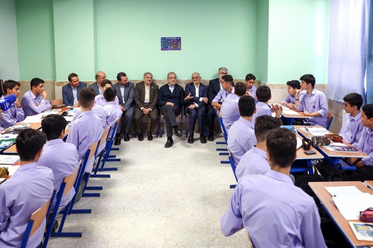 تصاویر متفاوت از پزشکیان در کلاس درس؛ ببینید