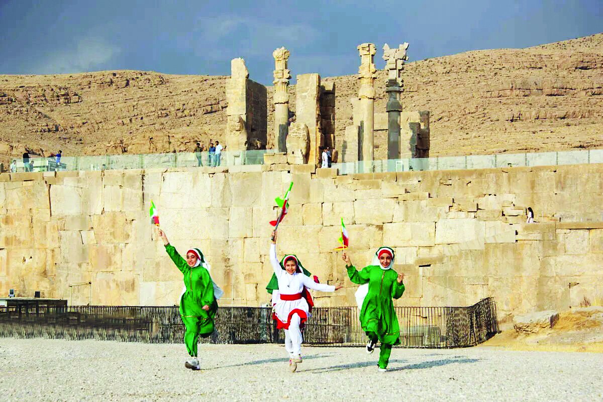 یکصدا برای ایران | بازتاب خروش همزمان مردم فارس در پای ستونهای باستانی و اعلام آمادگی جانفدایان قمی در سواحل خلیجفارس