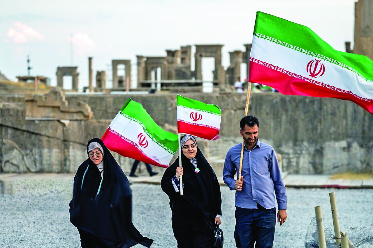 یکصدا برای ایران | بازتاب خروش همزمان مردم فارس در پای ستون‌های باستانی و اعلام آمادگی جان‌فدایان قمی در سواحل خلیج‌فارس