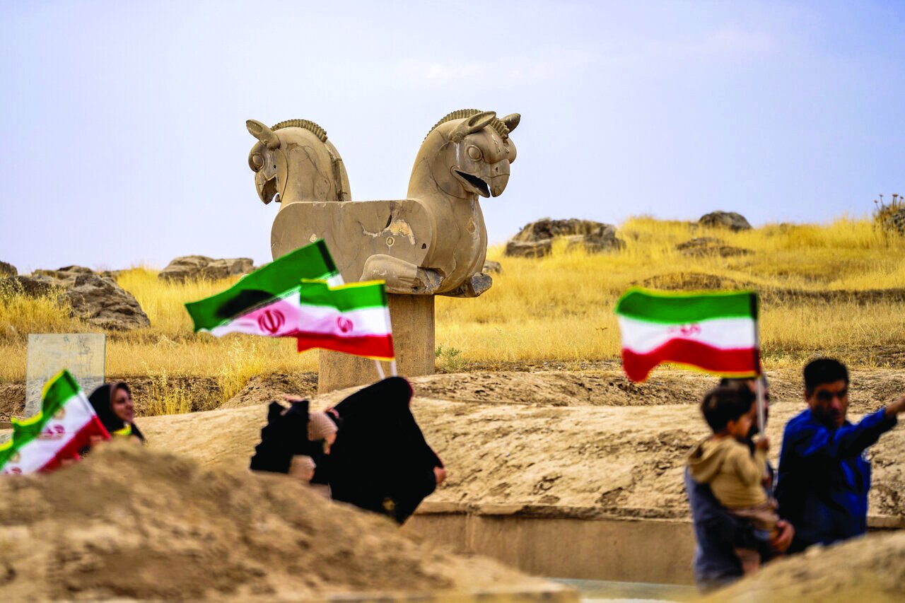 یکصدا برای ایران | بازتاب خروش همزمان مردم فارس در پای ستونهای باستانی و اعلام آمادگی جانفدایان قمی در سواحل خلیجفارس