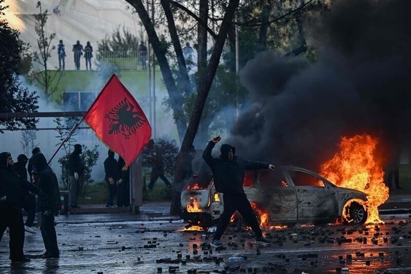 تصاویر هولناک از آتش‌سوزی‌های ناشی از اعتراضات شهروندان در آلبانی منتشر شد