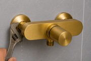 رفع چکه کردن شیر اهرمی توالت؛ راهنمای کامل عیب‌یابی و تعمیر اصولی
