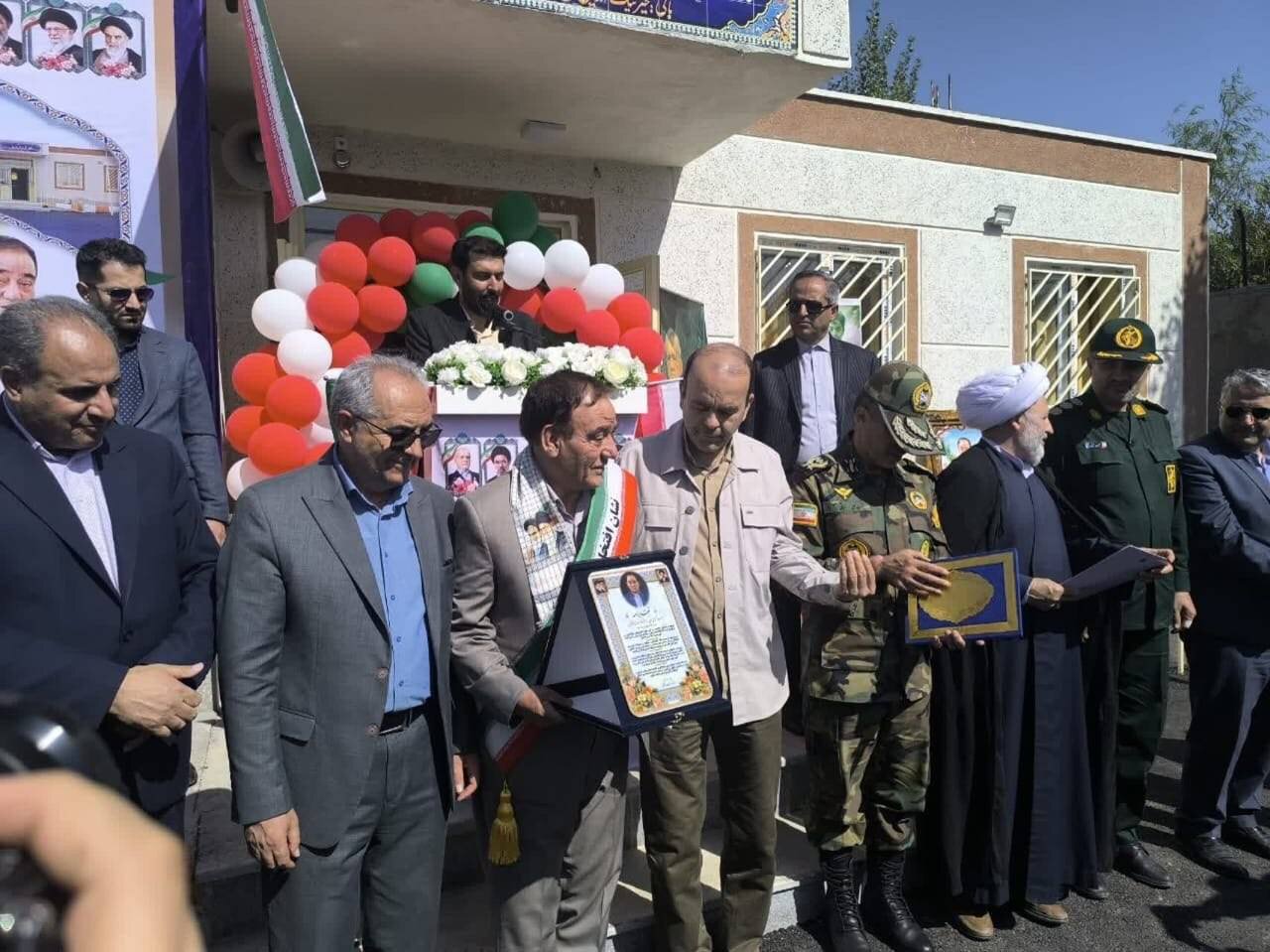 حاج کرامت به یاد کودکان میناب هم مدرسه ساخت