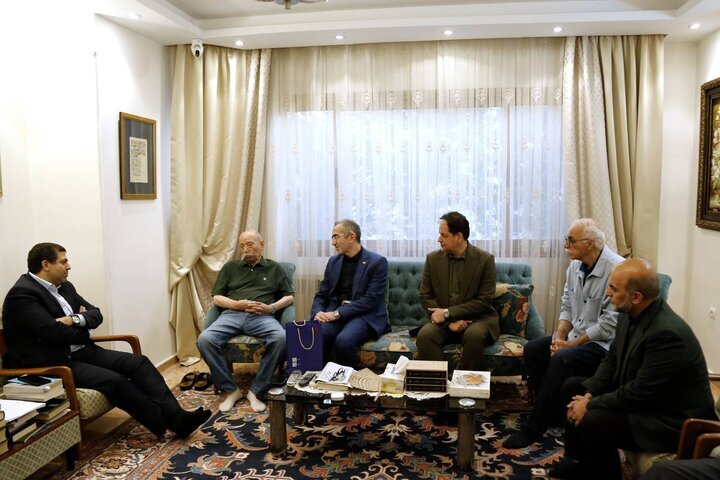 مجسمه علی نصیریان را ببینید