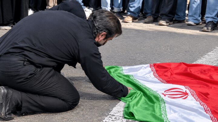 دانشجوی پرچم‌سوز برگشت! ؛ ببینید | هشدار دانشجویان انقلابی