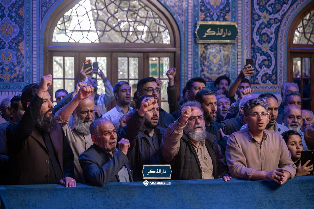 صبح امروز؛ قاب‌هایی از حضور جمعی از هنرمندان بر مزار رهبر شهید ایران