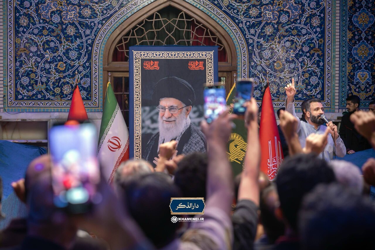 صبح امروز؛ قاب‌هایی از حضور جمعی از هنرمندان بر مزار رهبر شهید ایران
