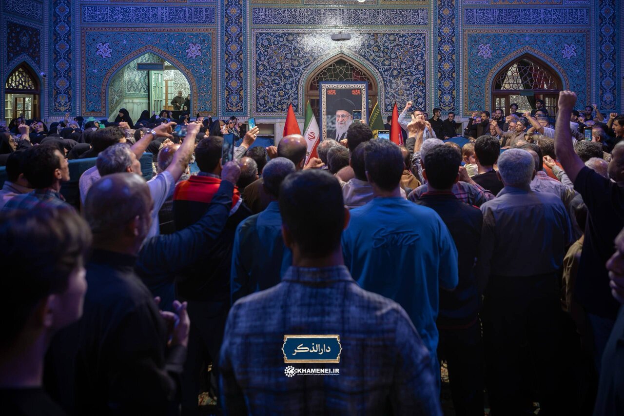 صبح امروز؛ قابهایی از حضور جمعی از هنرمندان بر مزار رهبر شهید ایران