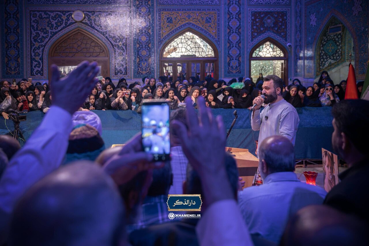 صبح امروز؛ قاب‌هایی از حضور جمعی از هنرمندان بر مزار رهبر شهید ایران