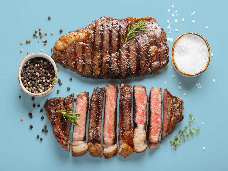 استیک گوشت گریل؛ کلاسیک، آبدار و حرفه‌ای