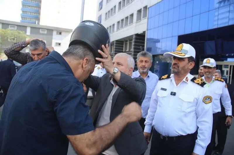 تصاویر هدیه جالب سردار به علی پروین؛ کلاهی که سر اسطوره پرسپولیس رفت!