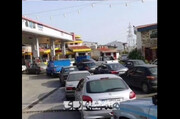 صف‌های کیلومتری برای بنزین در غرب تهران + ویدئو | واکنش مجری صداوسیما به دردسرهای نحوه بنزین زدن برای مردم