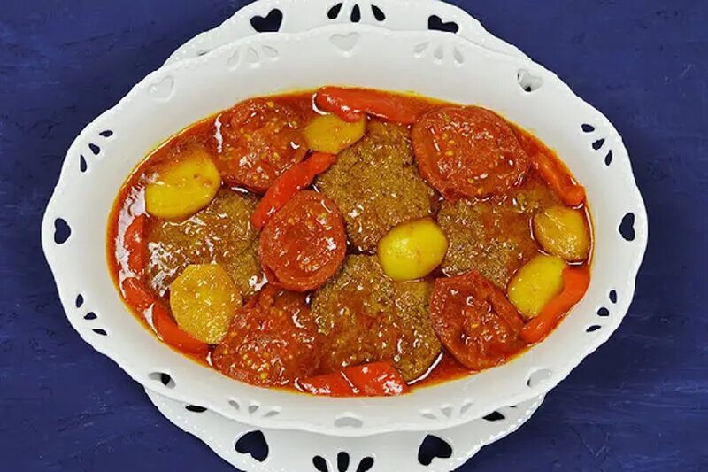 کباب تابه‌ای با سس گوجه؛ این غذا با سیب‌زمینی سرو می‌شود