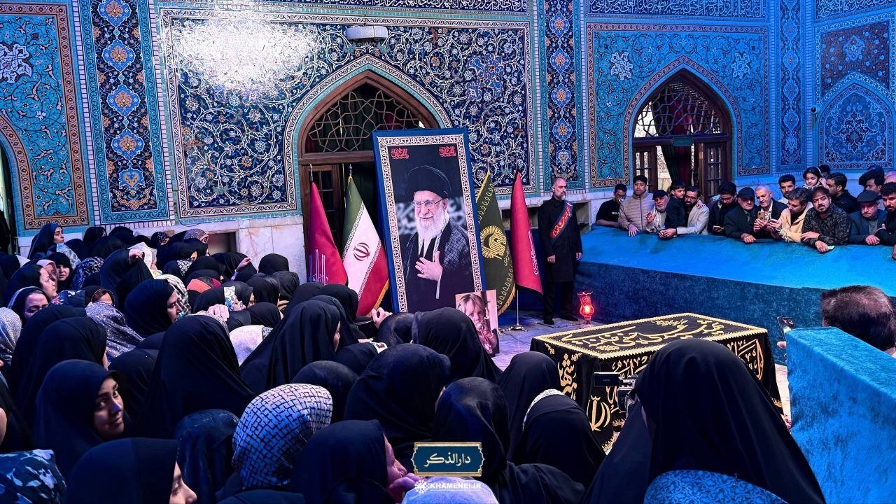 تصاویر عزاداری زائران در رواق دارالذکر همزمان با ایام فاطمیه
