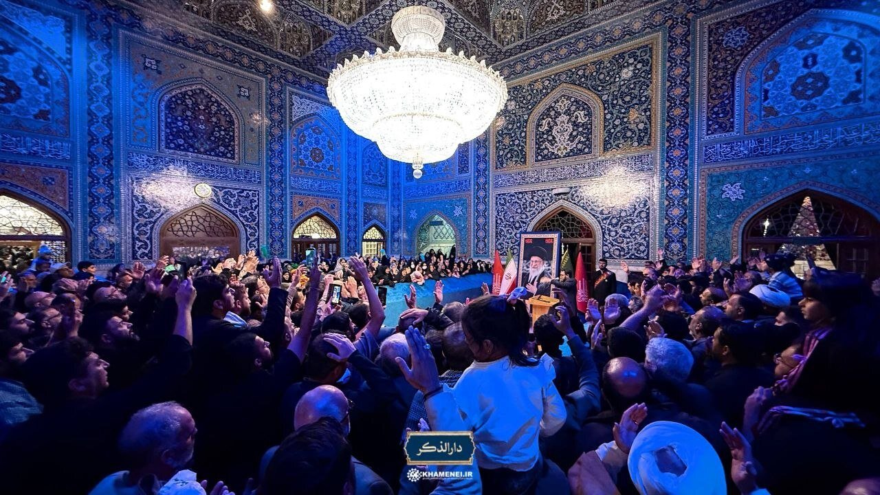 تصاویر عزاداری زائران در رواق دارالذکر همزمان با ایام فاطمیه