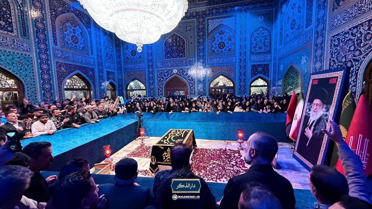 تصاویر عزاداری زائران در رواق دارالذکر همزمان با ایام فاطمیه