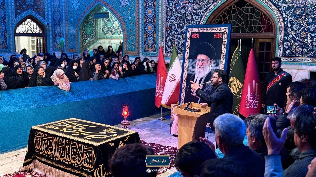 تصاویر عزاداری زائران در رواق دارالذکر همزمان با ایام فاطمیه
