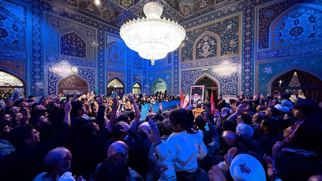 تصاویر عزاداری زائران در رواق دارالذکر همزمان با ایام فاطمیه