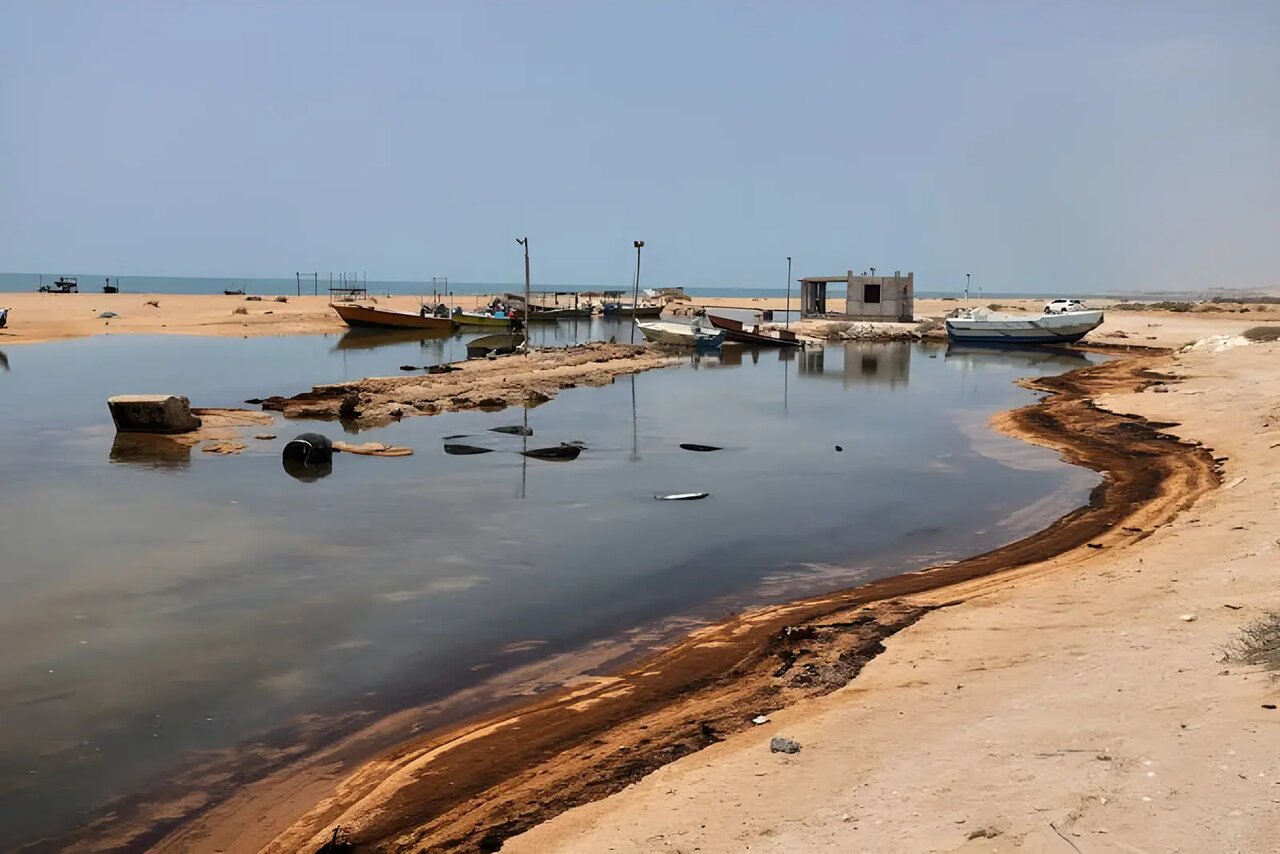 نشت نفت به آب های نیلگون خلیج فارس و وضعیت عجیب در سواحل امارات | تصاویر
