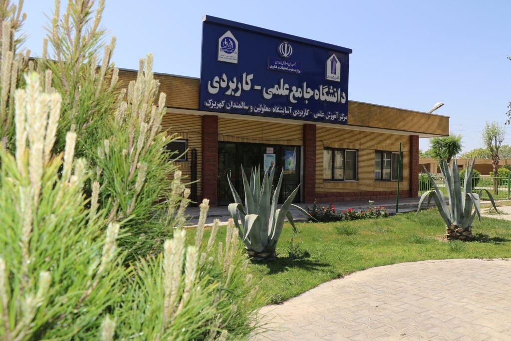 خاصترین مدرسه ایران در کهریزک | معلمان این مدرسه حقوق نمیگیرند | دانش آموزان ۱۸ ساله تا ۷۰ ساله این جا درس میخوانند