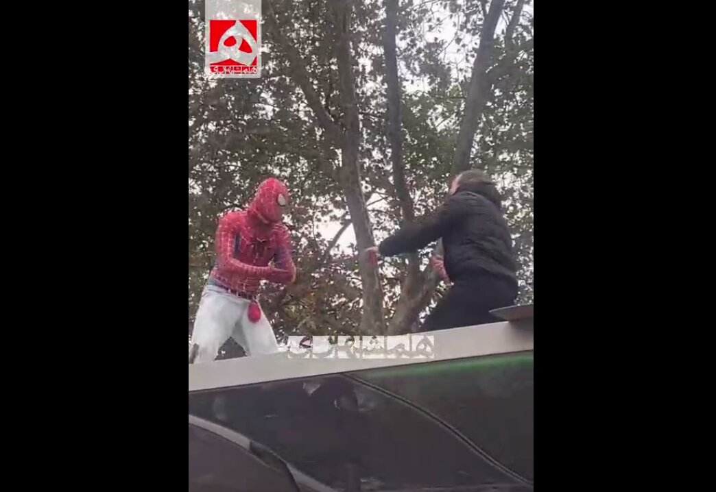 گلاویزشدن مرد عنکبوتی با مکرون و کمک به معترضان فرانسوی! + ویدئو
