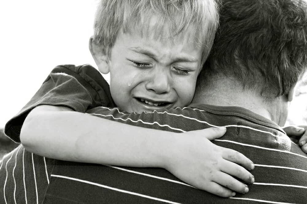 راز دستبزن داشتن بعضی بچهها؛ والدین چه واکنشی نشان دهند؟