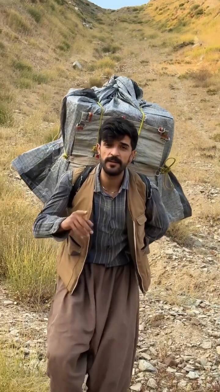 جزئیات کمتر شنیده شده از درآمد و خطرهای یک کولبر | بلاگر کولبر کردستانی: ۲ میلیون تومان دستمزد ۶۰ کیلو بار و ۱۰ کیلومتر راه است | از ۱۳ سالگی کولبرم