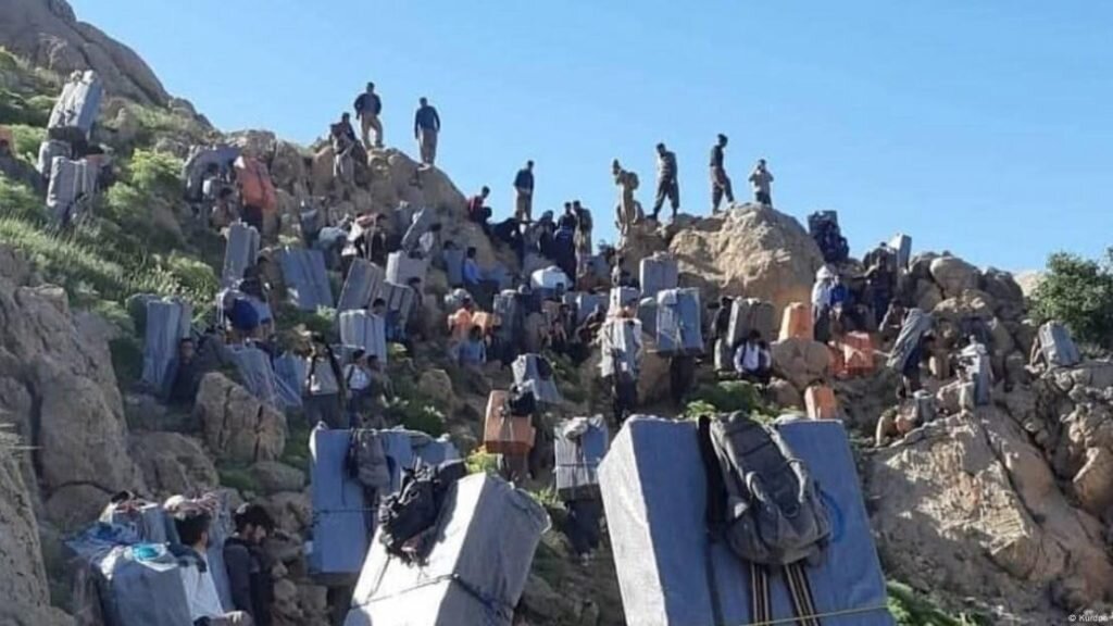 جزئیات کمتر شنیده شده از درآمد و خطرهای یک کولبر | بلاگر کولبر کردستانی: ۲ میلیون تومان دستمزد ۶۰ کیلو بار و ۱۰ کیلومتر راه است | از ۱۳ سالگی کولبرم