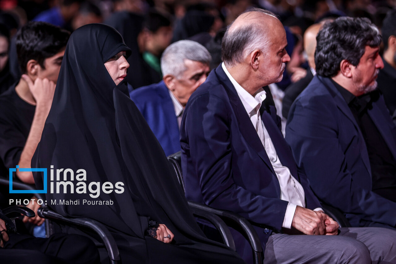 تصاویری از دختر شهید سلامی در مقابل محل شهادت رهبر شهید انقلاب