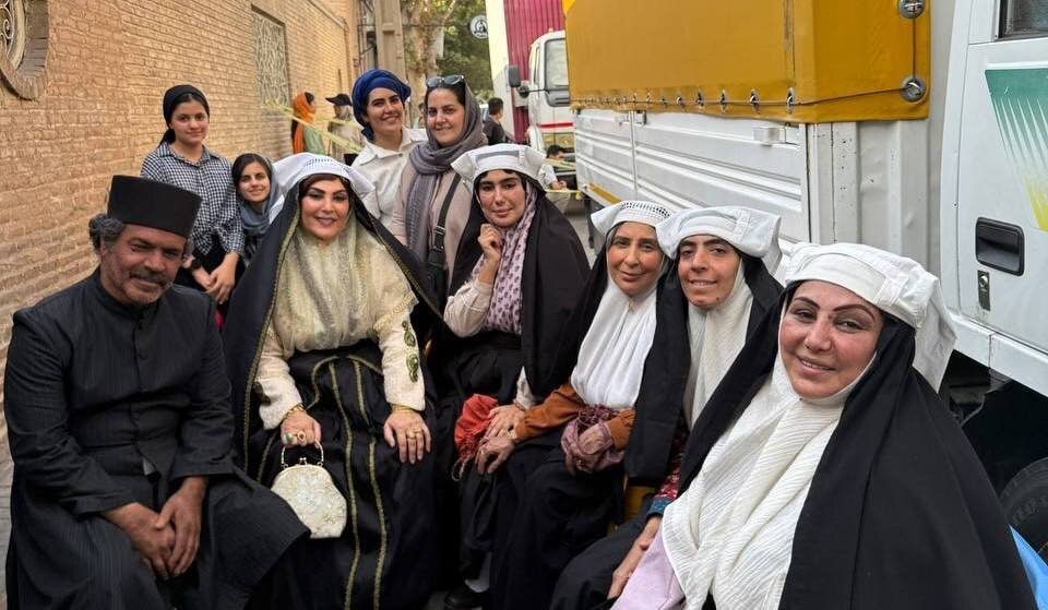 چند قاب دیدنی از پشتصحنه سریال «بامداد خمار» و بازیگرانش