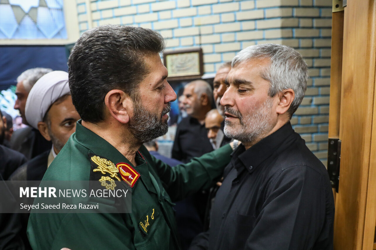 تصاویری از دلجویی فرمانده ارشد سپاه از خانواده شهید مدافع امنیت